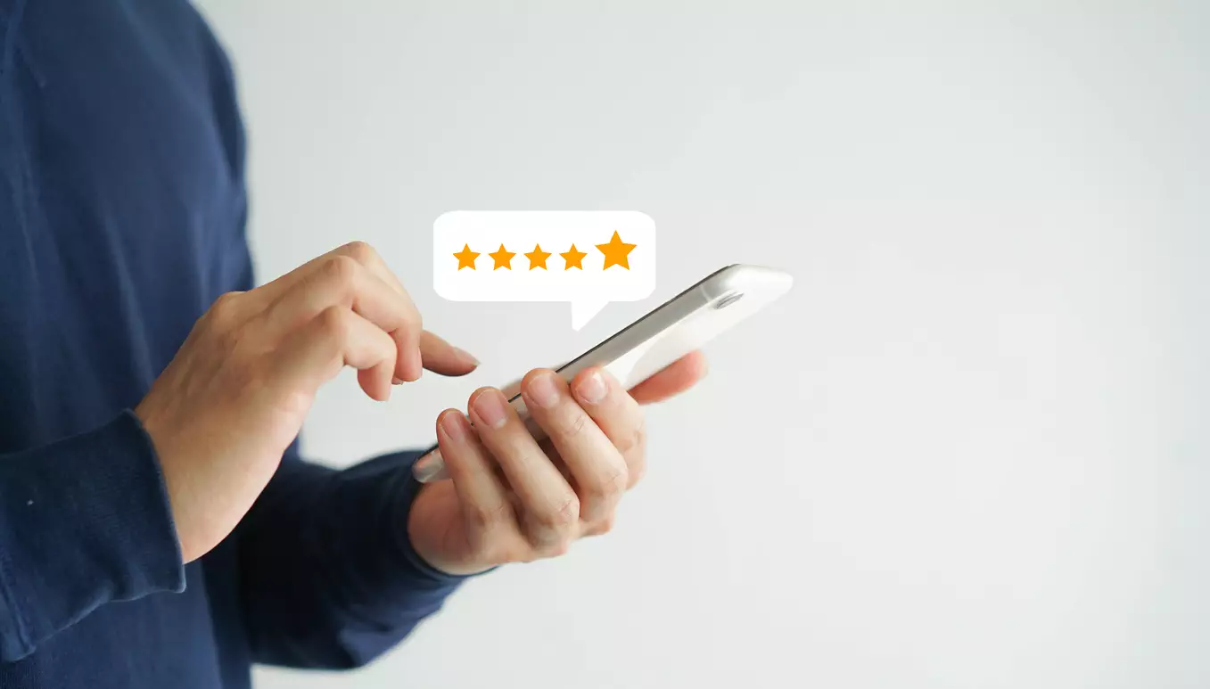 close-up-on-customer-man-hand-pressing-on-smartphone-screen-with-five-star-rating-fake-reviews-on-Amazon